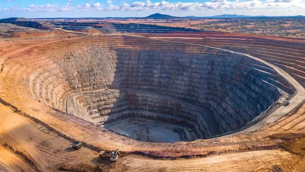 Open-pit-mine-highwalls