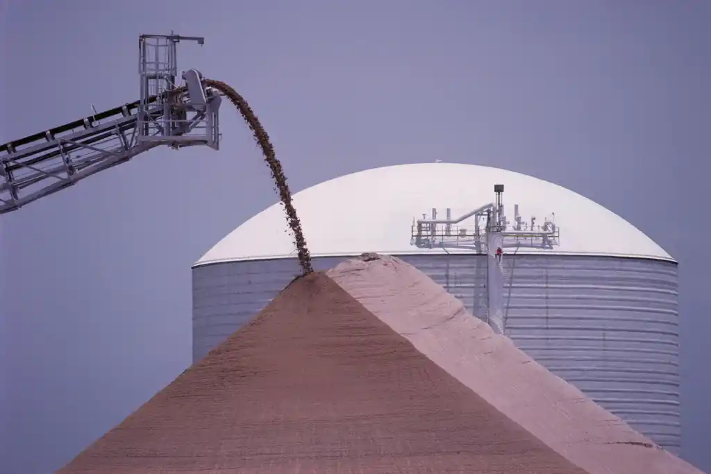 Conveyor dumping potash for producing Potash Fertiliser.